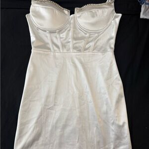 Elegant White Strapless Dress